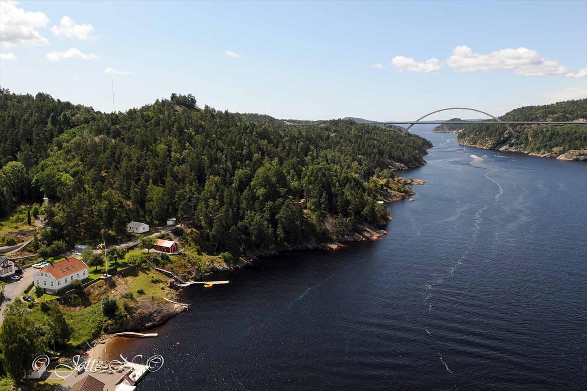 Billeder fra Norge 2011 - Udsigt til den svenske side af svinesund fra Den gamle Svinesundbro - Med den nye motorvejsbro i baggrunden (Nikon D300s med 17-55 mm f/2,8 objektiv) billede 8