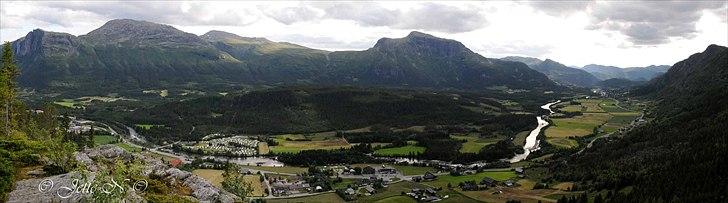 Billeder fra Norge 2011 - Udsigt over Hemsedal fra Gjeiteberget - Panorama sammensat af 4 billeder (Nikon D300s med 17-55 mm f/2,8 objektiv) billede 14