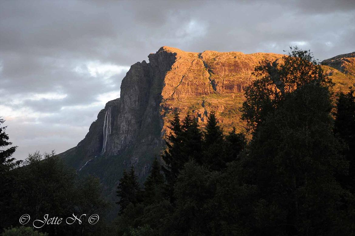 Billeder fra Norge 2011 - "Kjerringkjeften", Veslehorn og Hydnefossen i det smukke lys fra solnedgangen (Nikon D300s med 55-200 mm VR f/4-5,6 objektiv)  billede 29