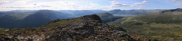Billeder fra Norge 2011 - Halvvejs nede igen er der en fænomental udsigt over de nærliggende fjelde. (Nikon D300s med 17-55 mm f/2,8 objektiv) billede 40