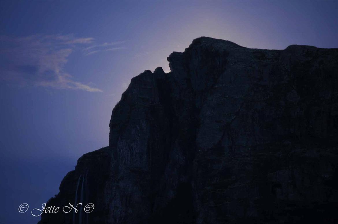 Billeder fra Norge 2011 - "Kjerringkjeften" (Nikon D300s med 55-200 mm VR f/4-5,6 objektiv - lukkertid 1 sek og med en kasse som støtte. Billedet er lysnet meget - rent faktisk er det taget om natten og det er månen der lyser fjeldet op) billede 47