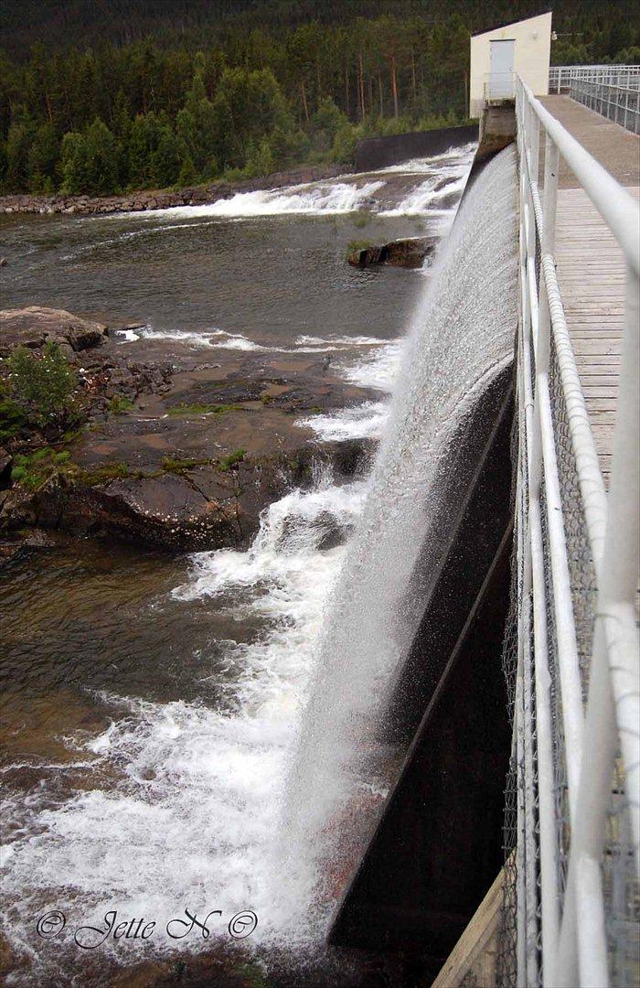 Billeder fra Norge 2011 - Der er åbnet for sluserne i dæmningen ved Eikredammen (Nikon D40 med 18-55 mm II f/3,5-5,6 objektiv) billede 125