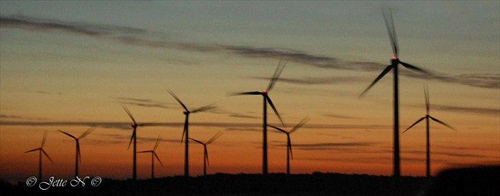 Billeder fra Norge 2011 - Vindmøllerne ved Falkenberg (Jeg ved godt at billedet er meget rystet - synes dog at det alligevel har sin charme ;o)) (Nikon D40 med 18-55 mm II f/3,5-5,6 objektiv) billede 134