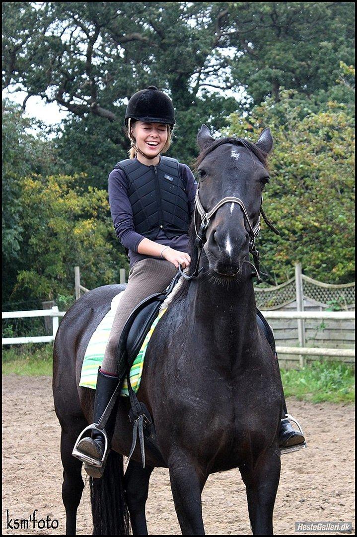 Lidt uheldige billeder af Lopez :)<3 haha:D - Arrhh.. Pis jeg har lakrids mellen tænderne.. Hov vent.. Griner du af mig??? :-) billede 9