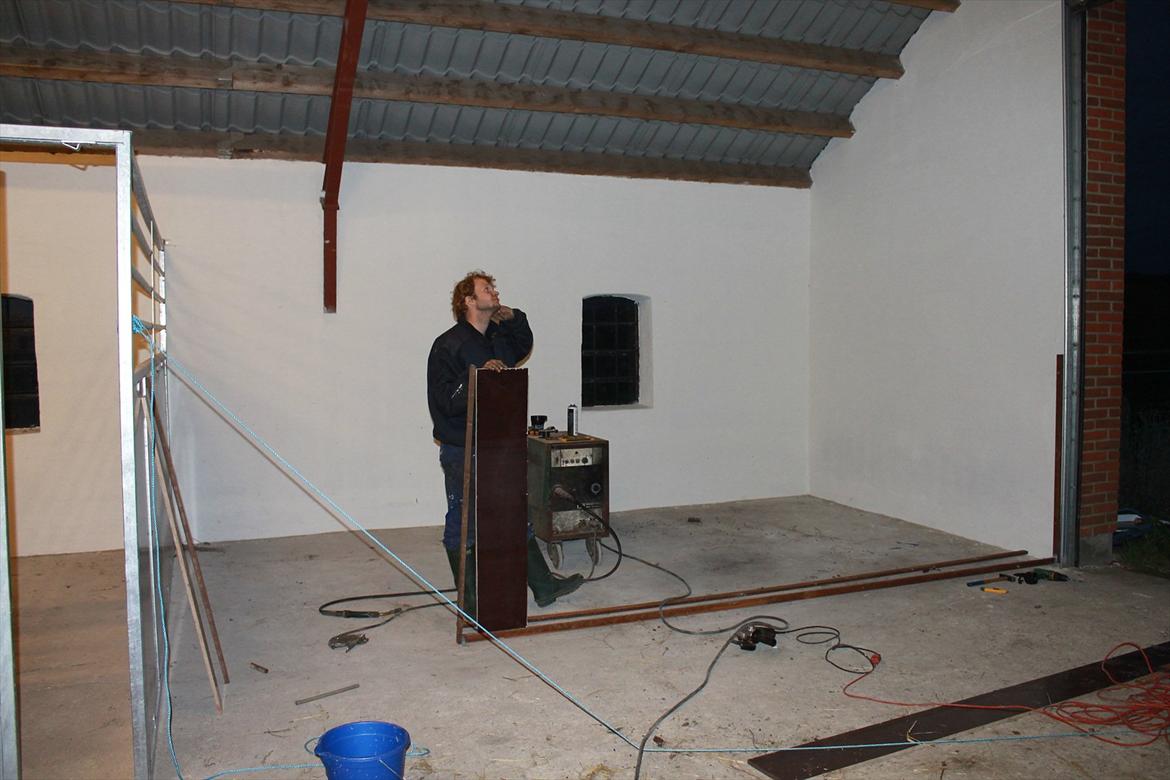 Min nye hestestald - Så er vi igang med at bygge en ekstra boks til D´luxe drengen :D  billede 19