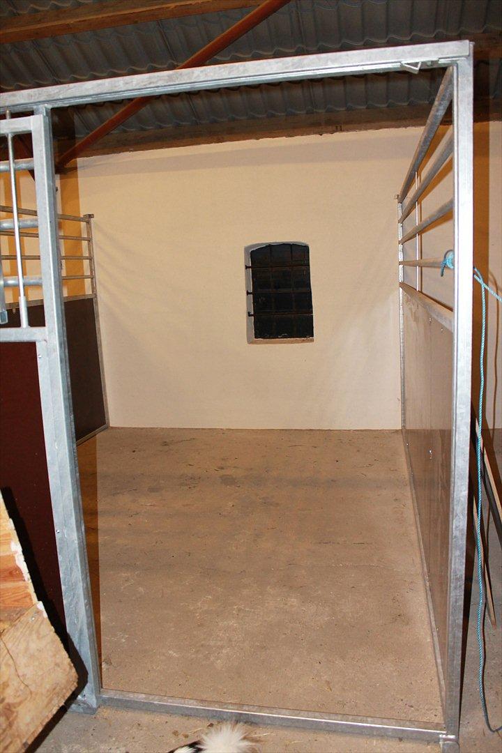 Min nye hestestald - Så er der kommet gitter for vinduerne . billede 20