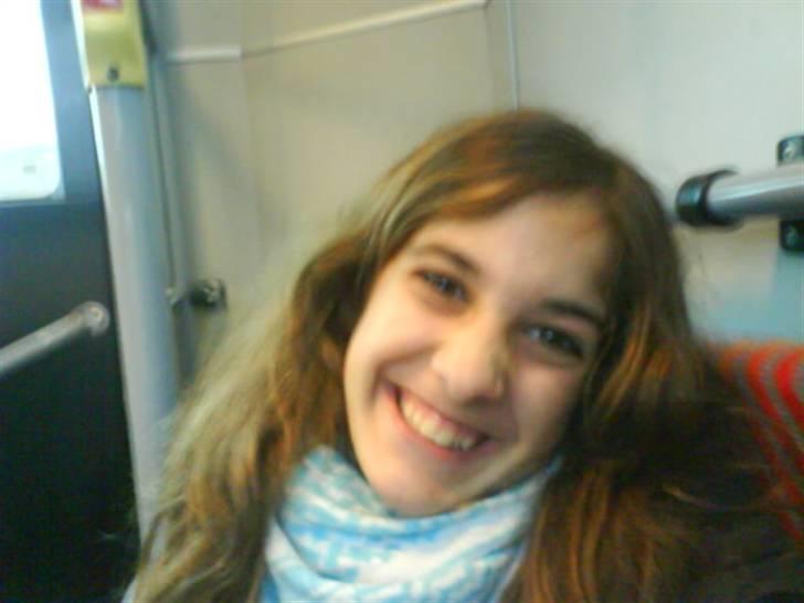 Billeder af mine venner/veninder/nogen jeg holder meget af+mig med nogen:p - Ja STORT smil fra min elskede Nina:-* du kan få alle til at grine:D haha billede 43