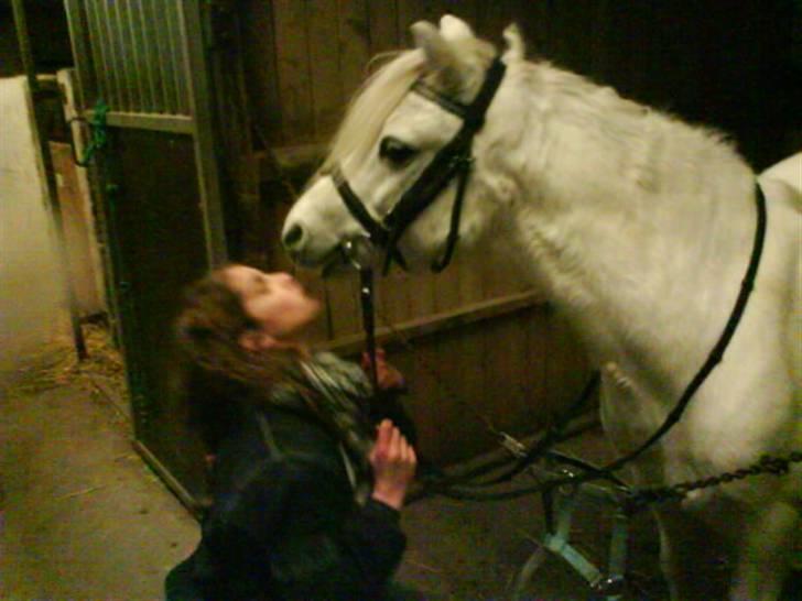 Billeder af mine venner/veninder/nogen jeg holder meget af+mig med nogen:p - Nina kysser(: billede 46