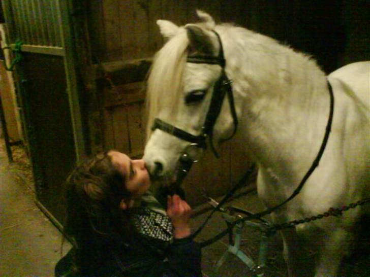 Billeder af mine venner/veninder/nogen jeg holder meget af+mig med nogen:p - Nina kysser hende stadig:D billede 47