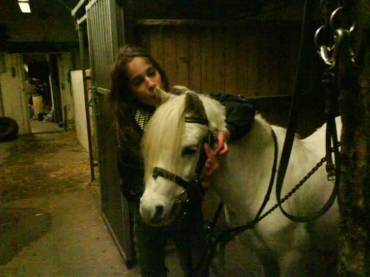 Billeder af mine venner/veninder/nogen jeg holder meget af+mig med nogen:p - Hun elsker helt vildt meget hendes øre:P billede 49