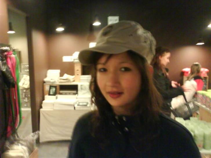 Billeder af mine venner/veninder/nogen jeg holder meget af+mig med nogen:p - Karina der prøver en hat:P billede 53