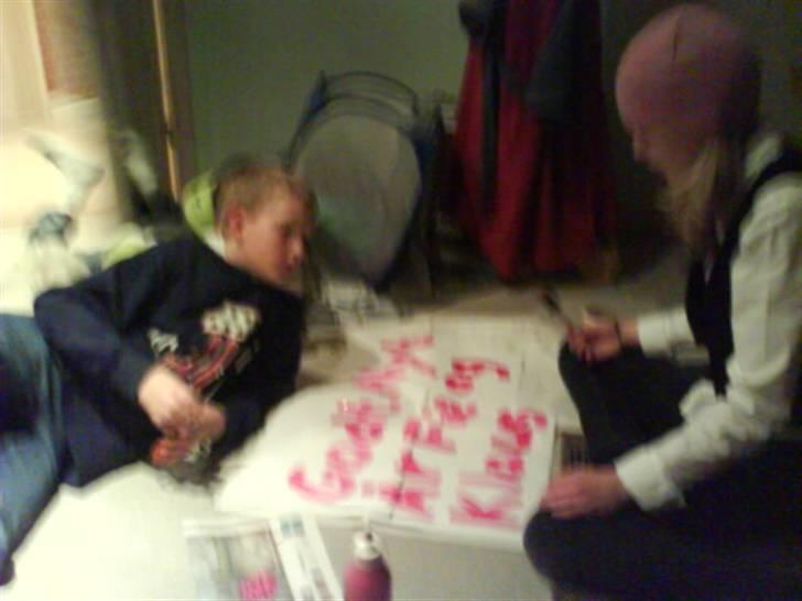 Billeder af mine venner/veninder/nogen jeg holder meget af+mig med nogen:p - Igen vi var ved at lave noget vi skulle hænge op på en dør:p hihi billede 61