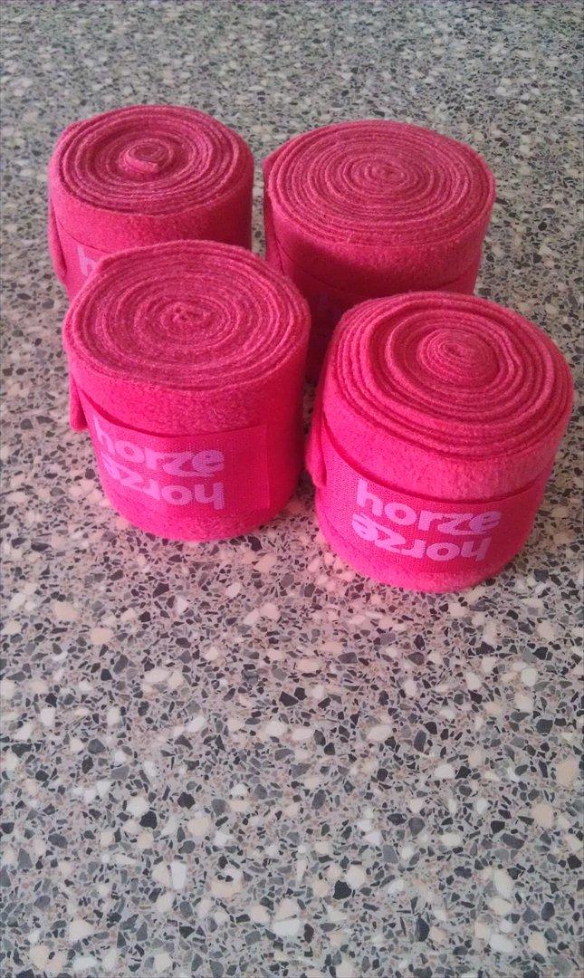 Mit udstyr til hestene. - Pink fleece bandager. billede 60