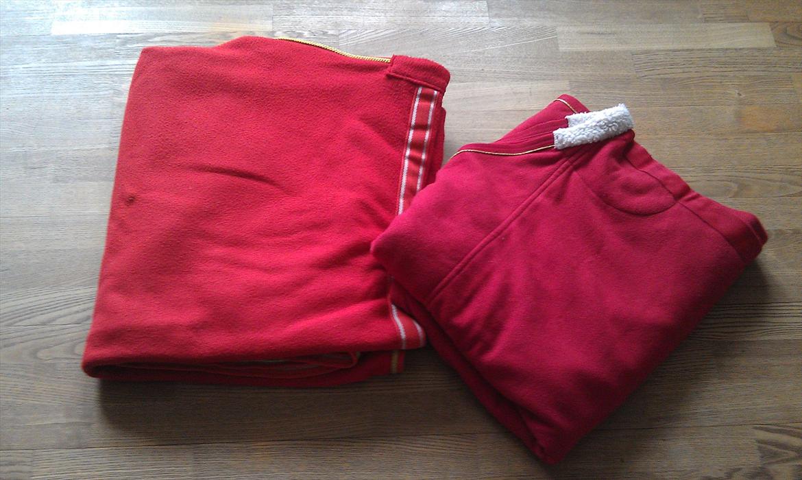 Mit udstyr til hestene. - Røde fleece tæpper. billede 3