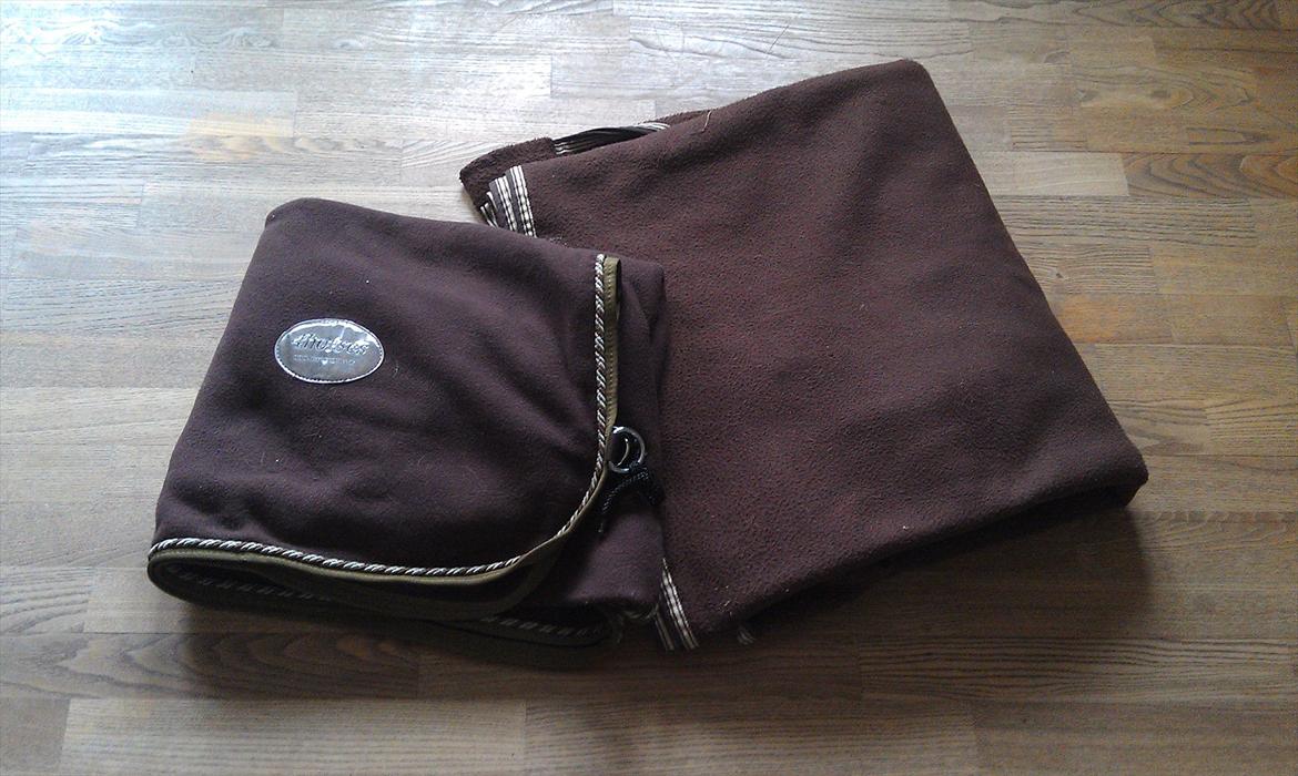 Mit udstyr til hestene. - Brune fleece tæpper.
Det ene er med hul til sadlen. billede 2