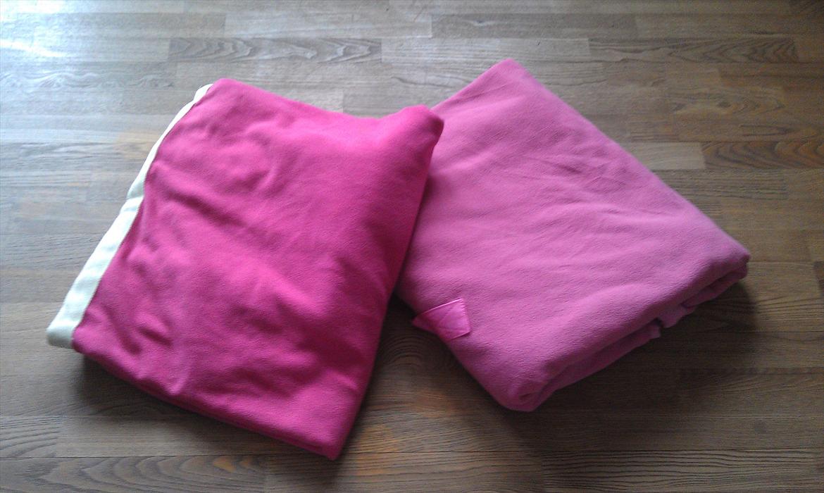 Mit udstyr til hestene. - Pink og Lyserødt fleece tæppe. billede 1