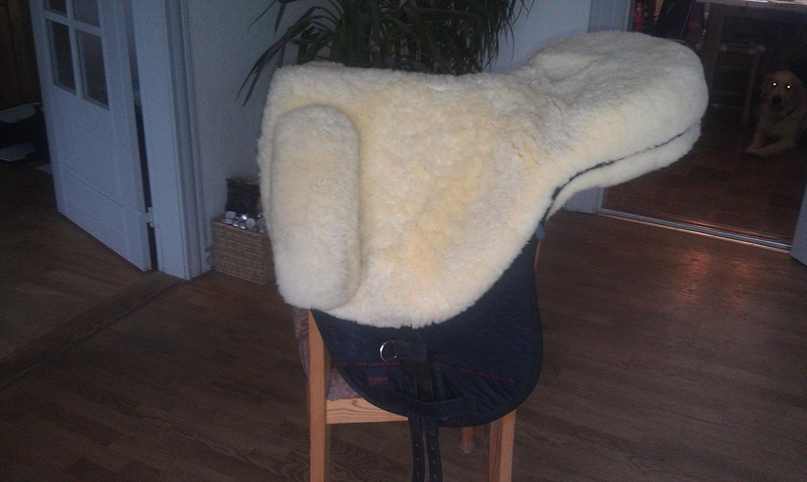 Mit udstyr til hestene. - Min lækre Lammeskindssadel. str.17". billede 42