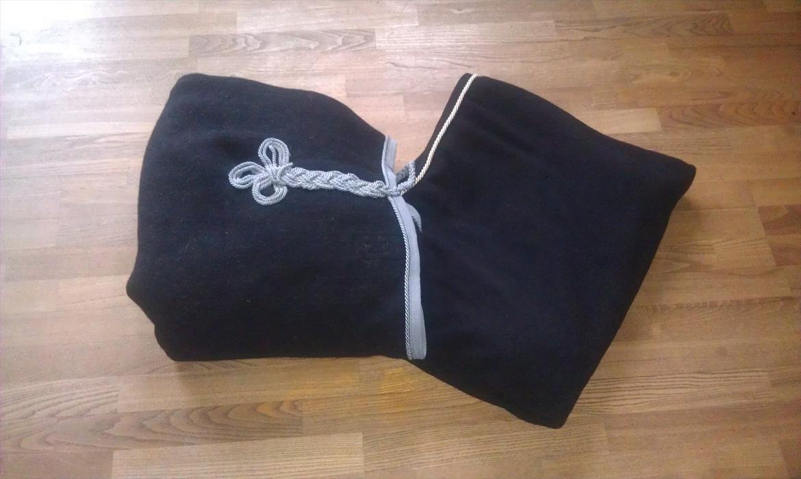 Mit udstyr til hestene. - Sort fleece tæppe og sort uld tæppe. billede 4