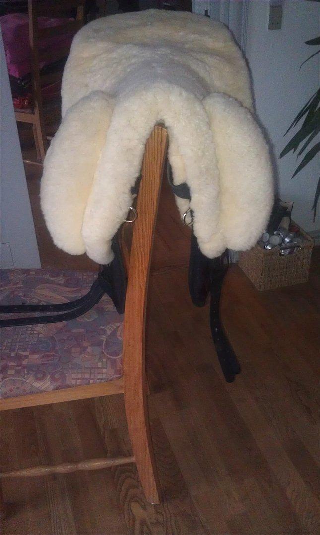 Mit udstyr til hestene. - Min lækre Lammeskindssadel. str.17". billede 43