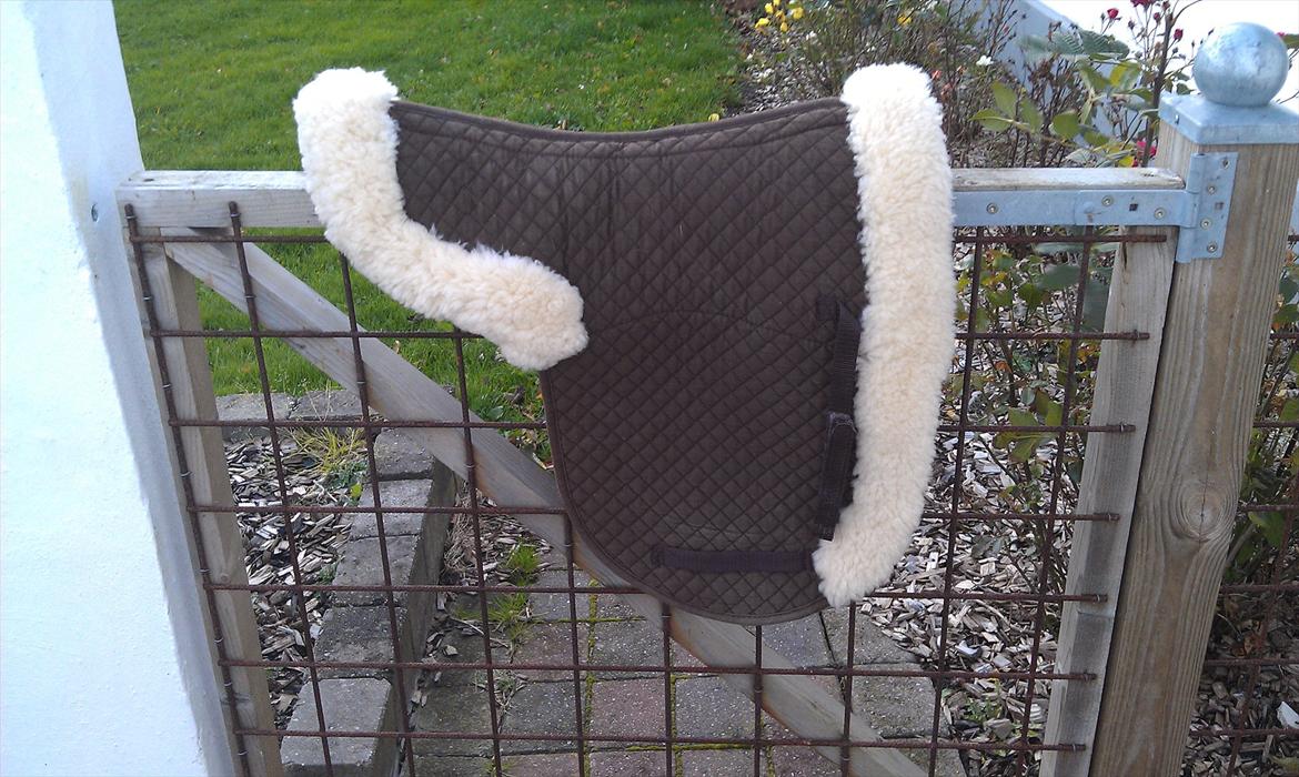 Mit udstyr til hestene. - Ægte lammeskinds underlag, med lam under og i kanterne :-)))) billede 10