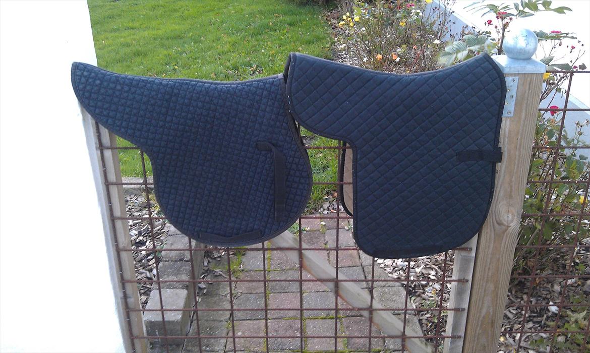 Mit udstyr til hestene. - Sorte sadel formet underlag. billede 9