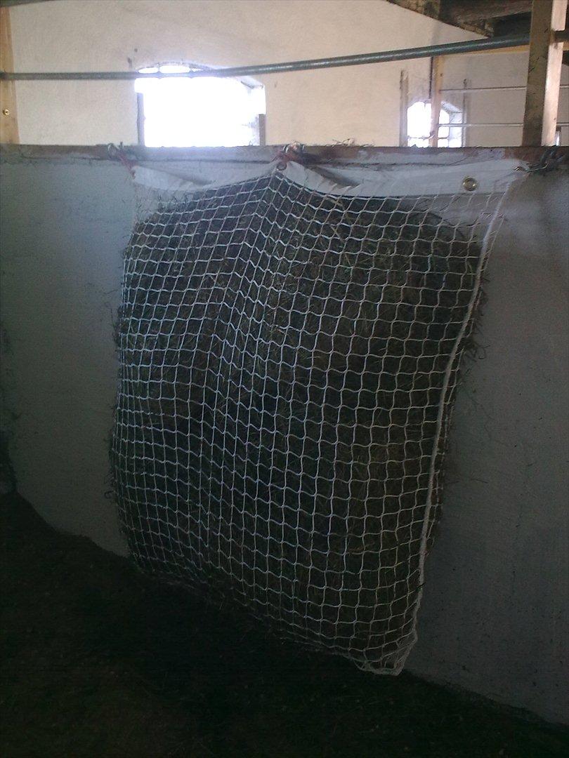 Hønet/slowfeeder i boks - Vi fik så fremstillet dette net på mål og det er vi sindsygt glade for det indeholder ca. 20 kg. tørt hø og 30 kilo wrap så ingen fare for at prinsessen løber tør. Mål 120 x 120 cm maskerne er 3 x 3 cm. billede 3