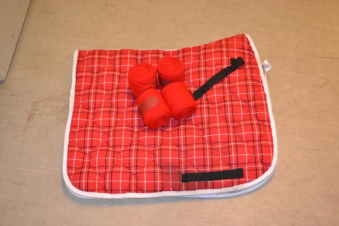 Mit udstyr :) - Rød ternet underlag med matchende bandager billede 113