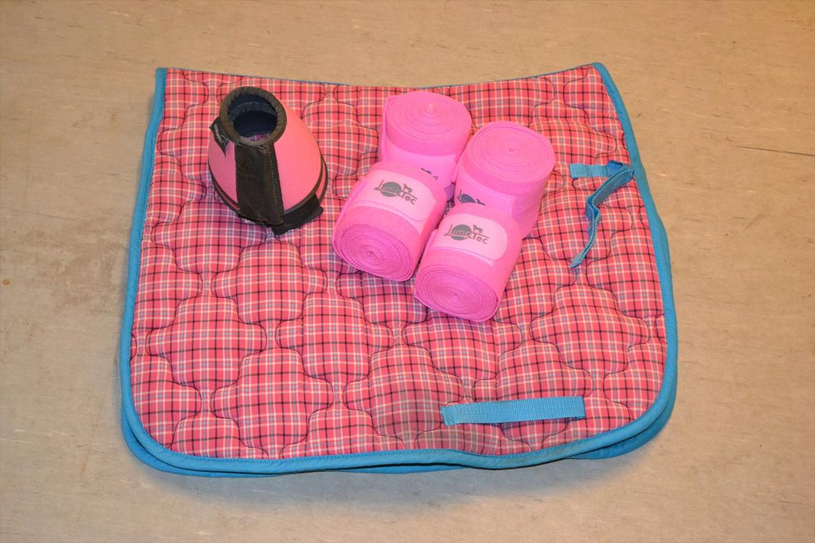 Mit udstyr :) - pink og turkis underlag med matchende bandager og klokker billede 115