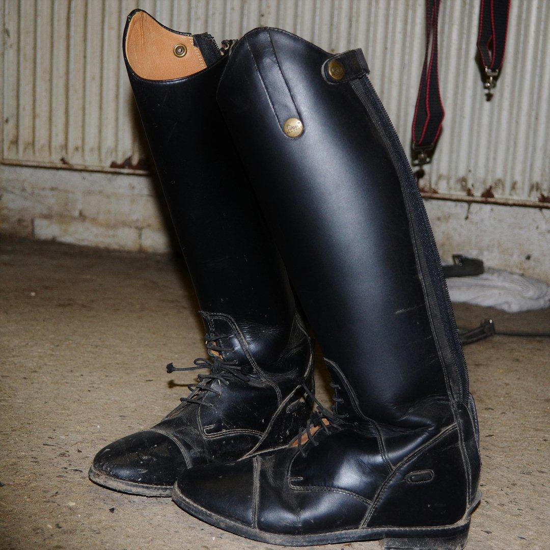 50 dage på hestegalleri :) - Dag 8: Et billede af dine ridestøvler. - dette er mine ridestøvler :))  billede 8