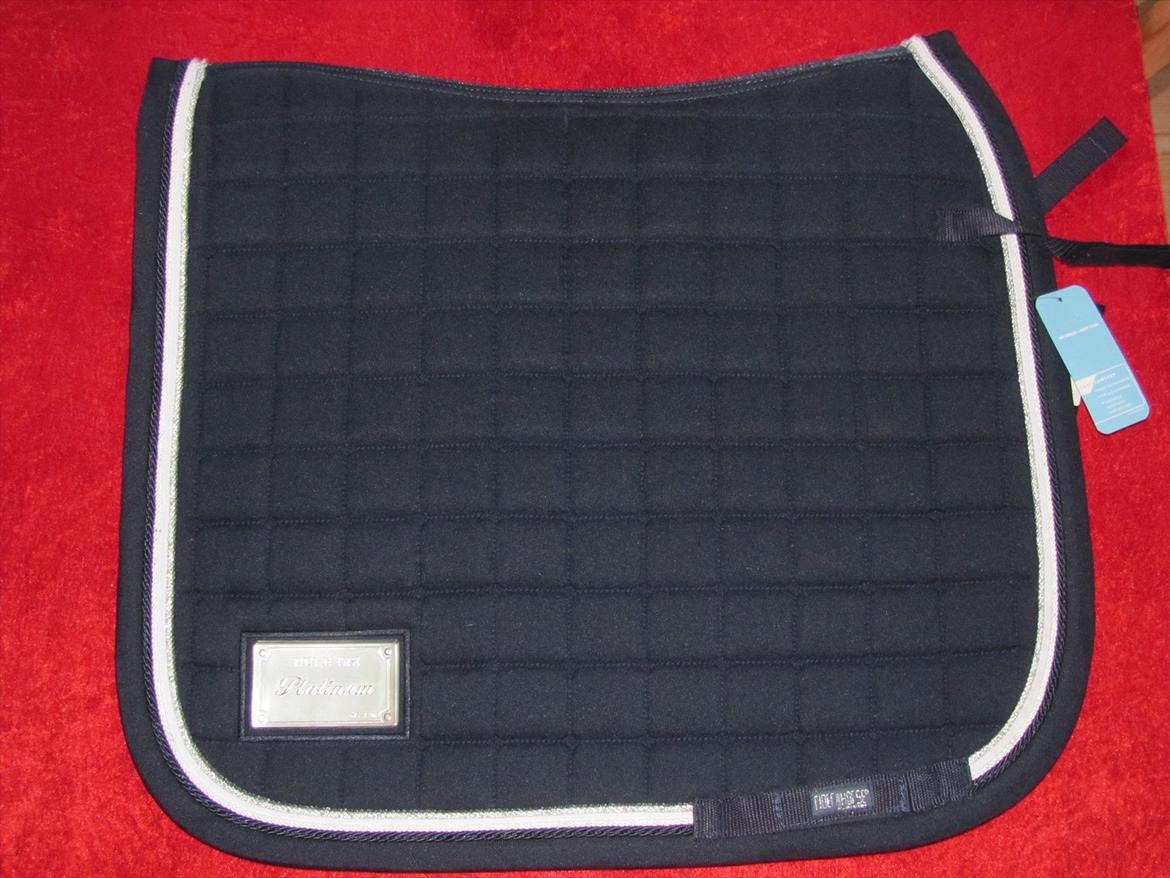 Nyt udstyr - Nyt flot mørkeblåt dressur underlag fra Rider By Horse billede 27