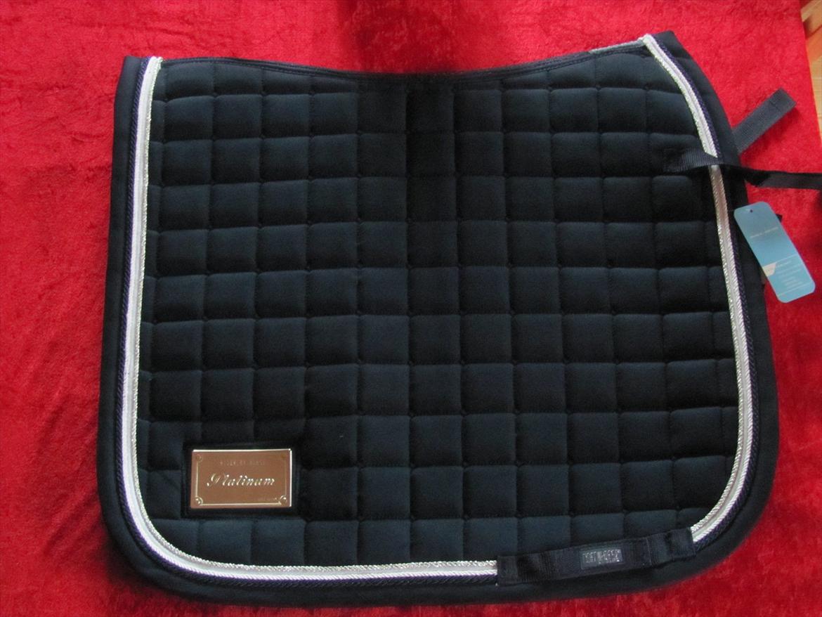 Nyt udstyr - Nyt flot mørkeblåt dressur underlag fra Rider By Horse billede 28