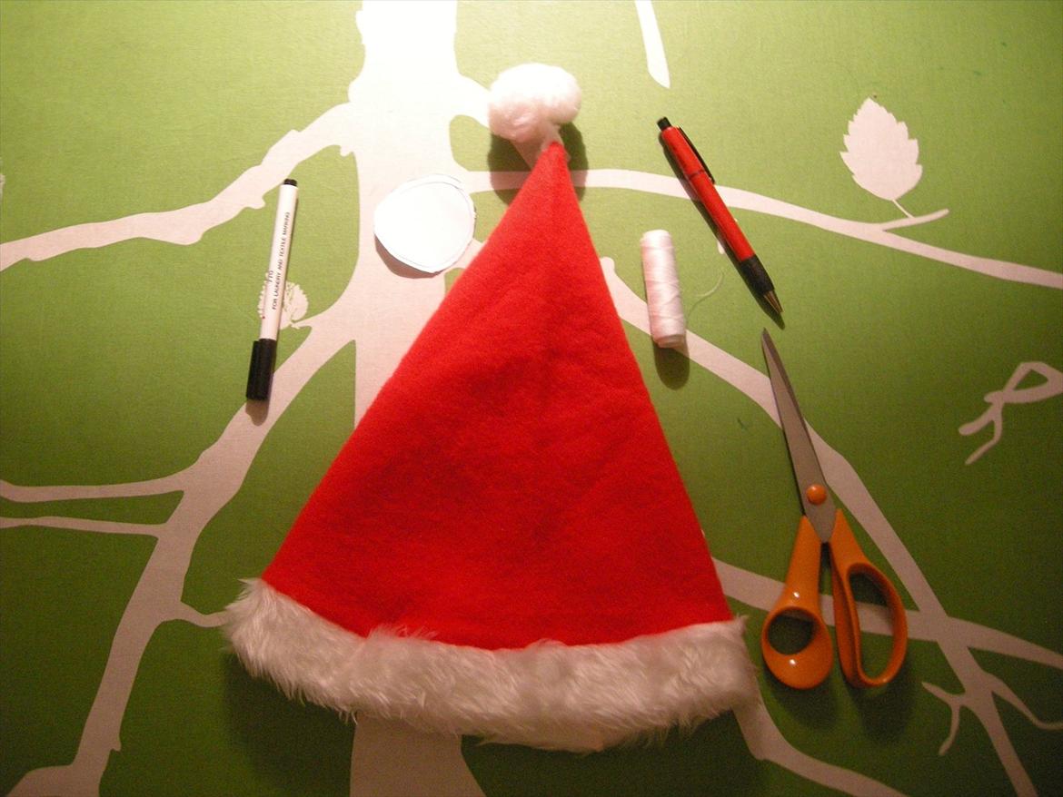 Nissehue til din hest:D - Du skal bruge en nissehue, saks, tush, nål og tråd (og et papir eller pap til skabelon) billede 1