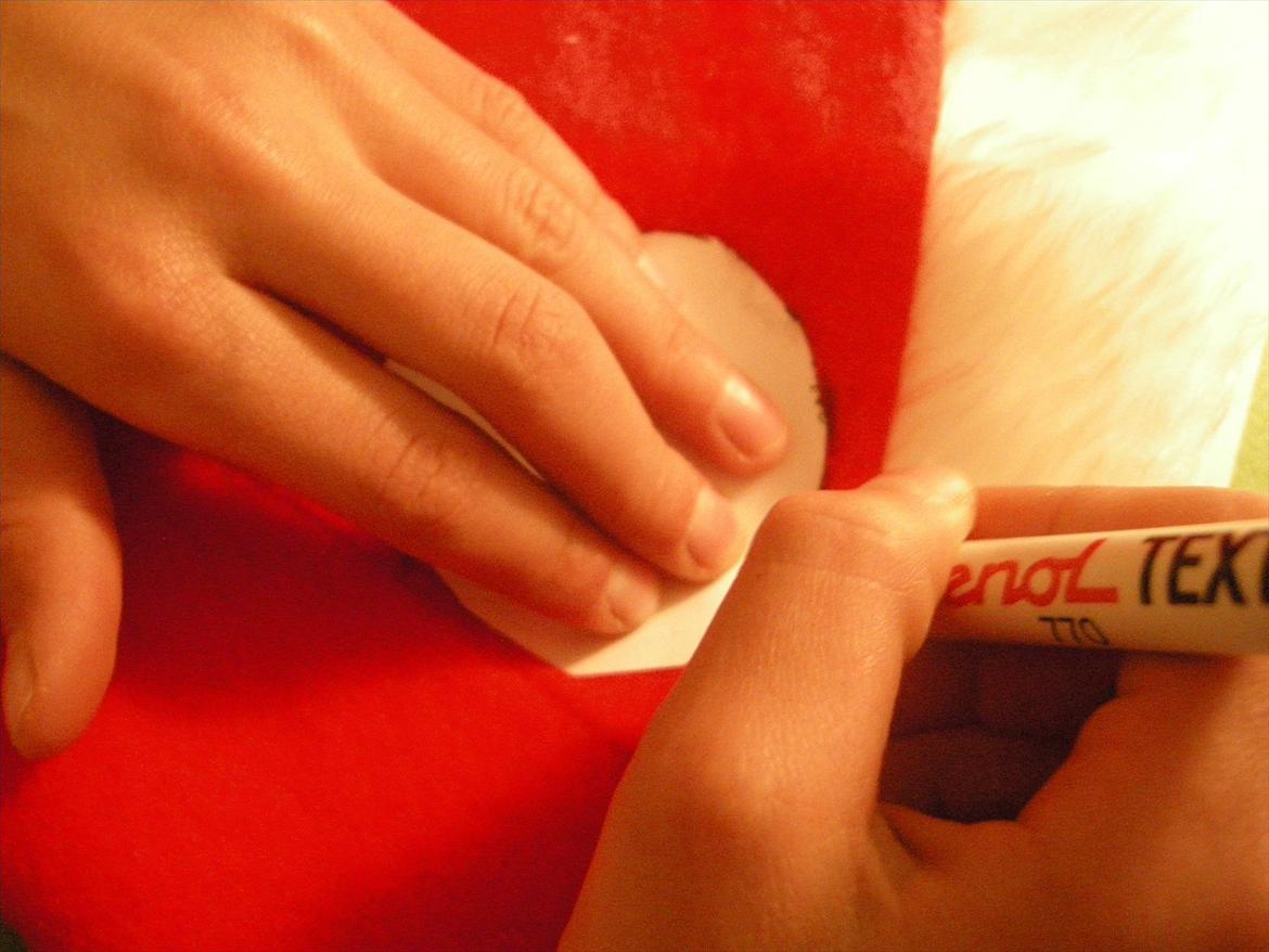 Nissehue til din hest:D - I den ene side af nissehuen tegner du en ring efter skabelonen.  billede 5