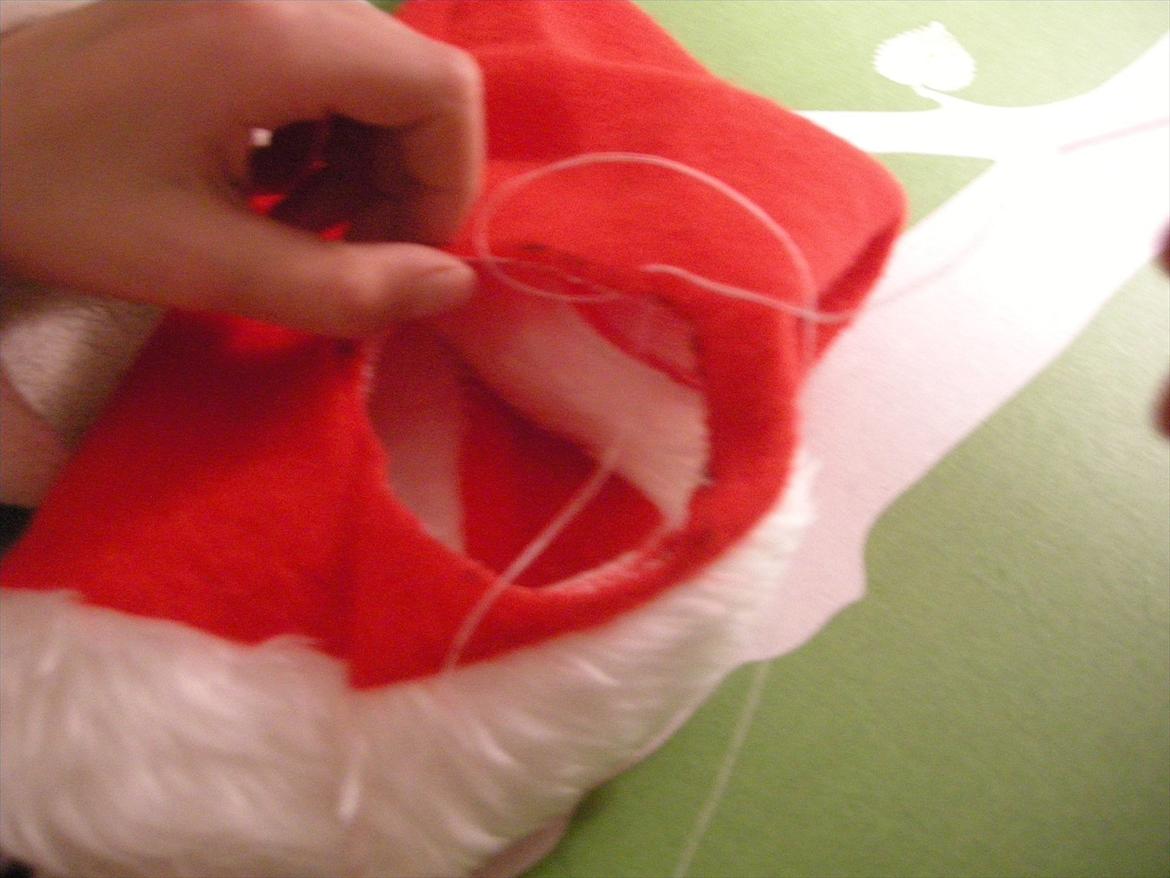 Nissehue til din hest:D - Derefter syr du med knappenålesting hele vejen rundt, så nissehuen ikke trævler op. billede 9