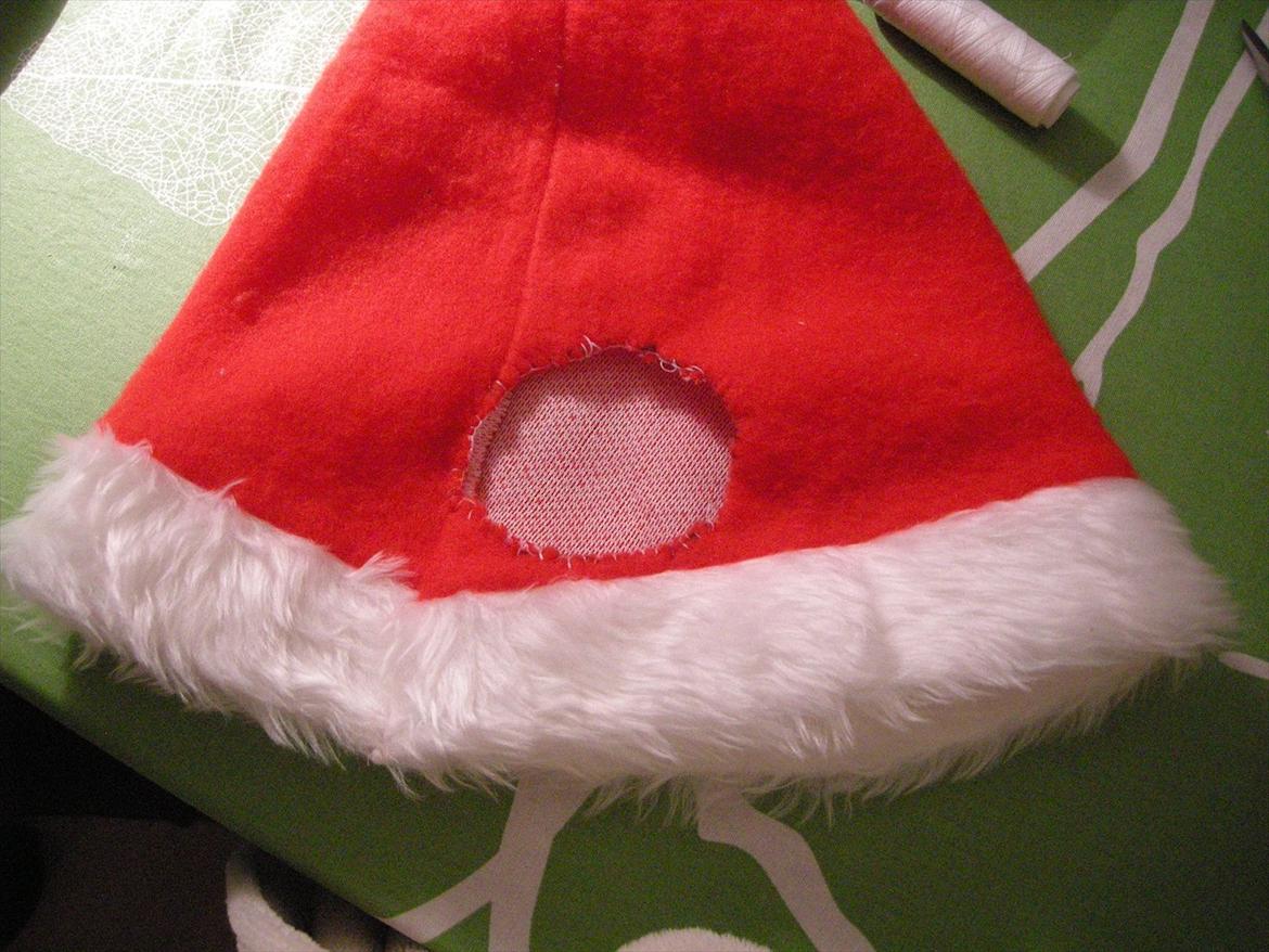 Nissehue til din hest:D - Så er det ene hul færdigt, nu mangler man kun det andet :D Det andet hul skal bare laves som det første lige overfor. billede 10