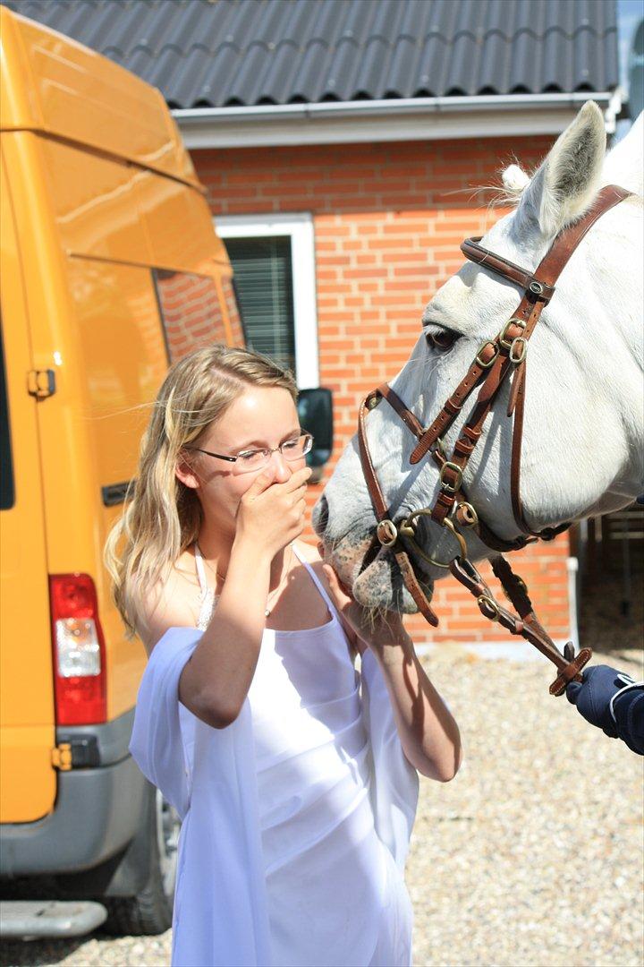 50 dage på hestegalleri :) - Dag 36: Et billede fra den lykkeligeste hesterelaterede dag i dit liv - Da jeg fik min første pony, Vicky! <3 billede 36