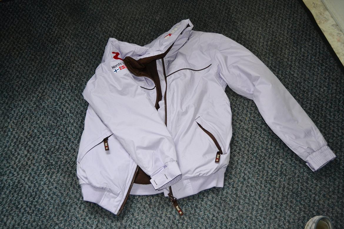 50 dage på hestegalleri :) - Dag 37: Et billede af den jakke du bruger i stalden - Denne fra Horze, desværre bliver den hurtigt beskidt  :( billede 37