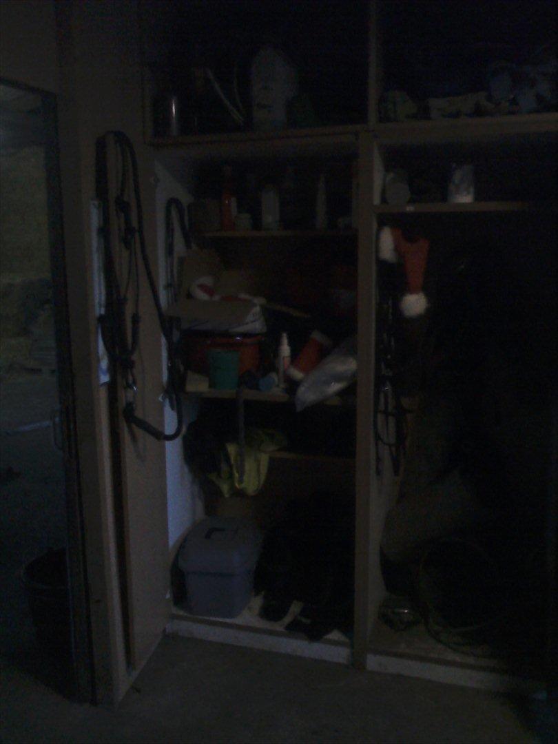 Vores billedebog. - Der skulle lige et billede ind af vores skab :-D Obs: Det er kun den nederste del, der er mit ;-) I skabet ligger der lidt af hvert :-D Striglekassen, gamacher, ridehjelme, rebgrimen hænger på lågen osv :-D billede 15