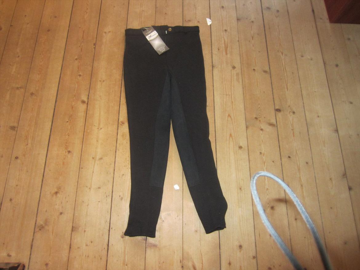 mine julegaver 2011 - ridebukser-af mor og far:)
skal desværre byttes da de er for korte:) billede 8