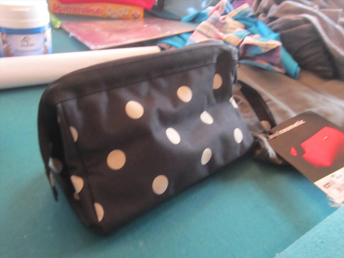 mine julegaver 2011 - toilet-taske-af mor og far:) billede 16