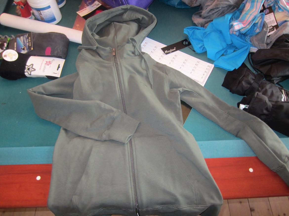 mine julegaver 2011 - overtrøje-af mor og far billede 20