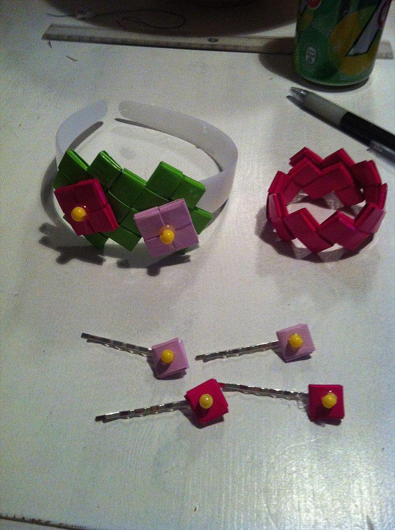 Flettede tasker - Hårbøjle og armbånd, som også er flettet. billede 1