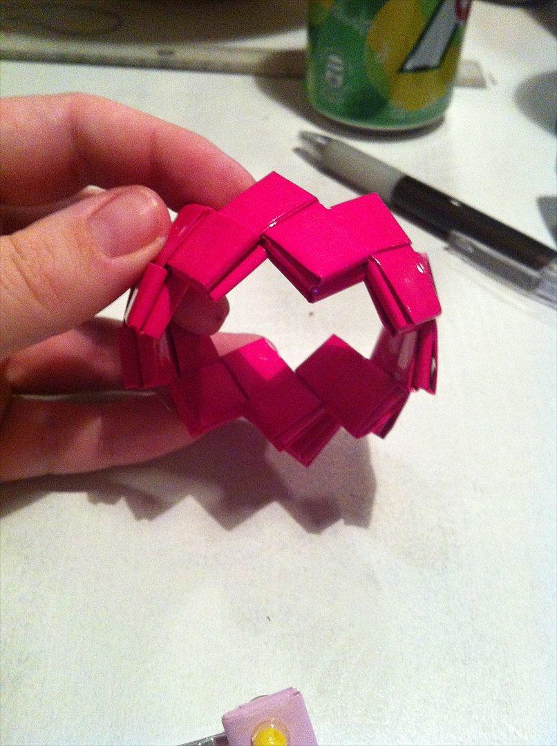 Flettede tasker - Flettet armbånd af gavepapir. billede 3