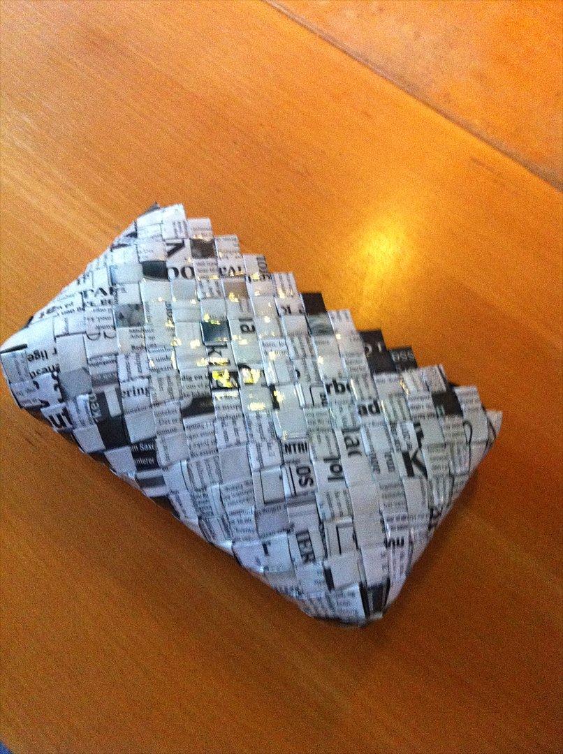 Flettede tasker - Taske flettet af avispapir, hvor der kun er brugt sort/hvid side... billede 6