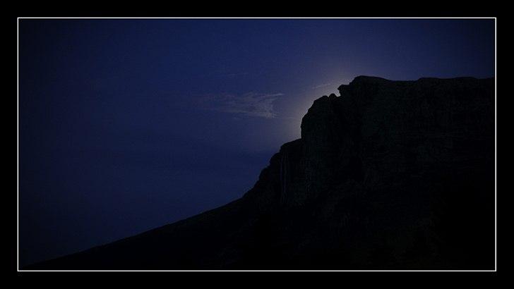 Billeder fra Norge 2011 - "Kjerringkjeften" - Det er månen der lyser fjeldet op (Nikon D300s med 55-200 mm VR f/4-5,6 objektiv - lukkertid 1 sek og med en kasse som støtte). billede 48