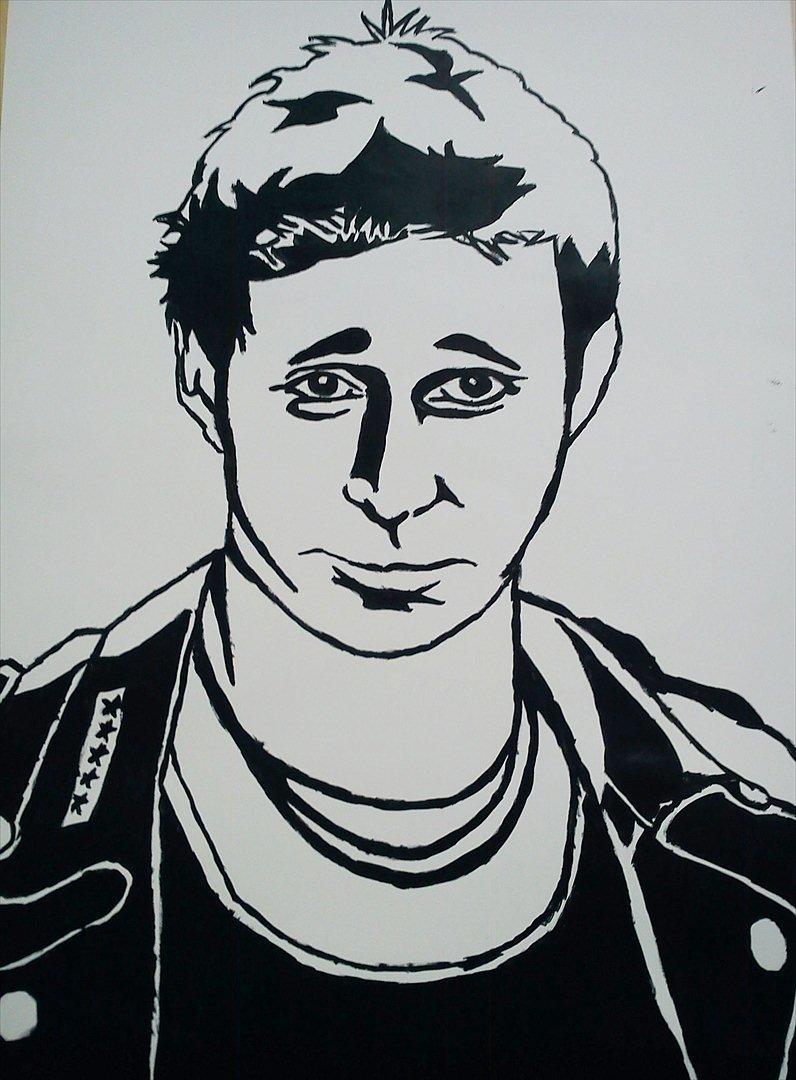 Tegninger :D   - Overhead Tegning :] = Mike Dirnt xD Øjnene ser tætsiddende ud men sådan var de på billedet xD * Taget billedet af på mobil xD 
Tegnet og malet onsdag d. 8. februar 2012 billede 54