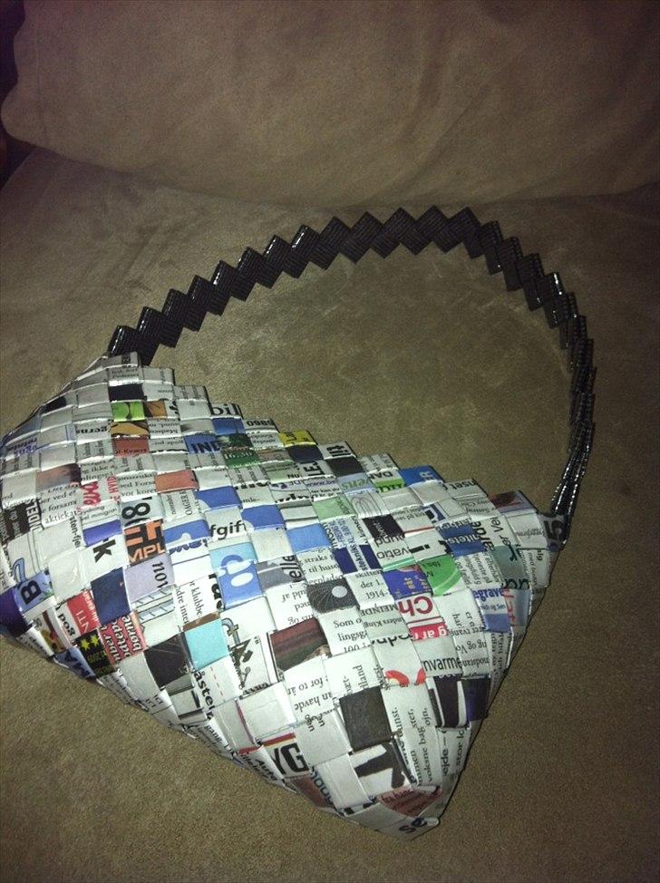 Flettede tasker - Skuldertaske lavet af avispapir og sort hank billede 11