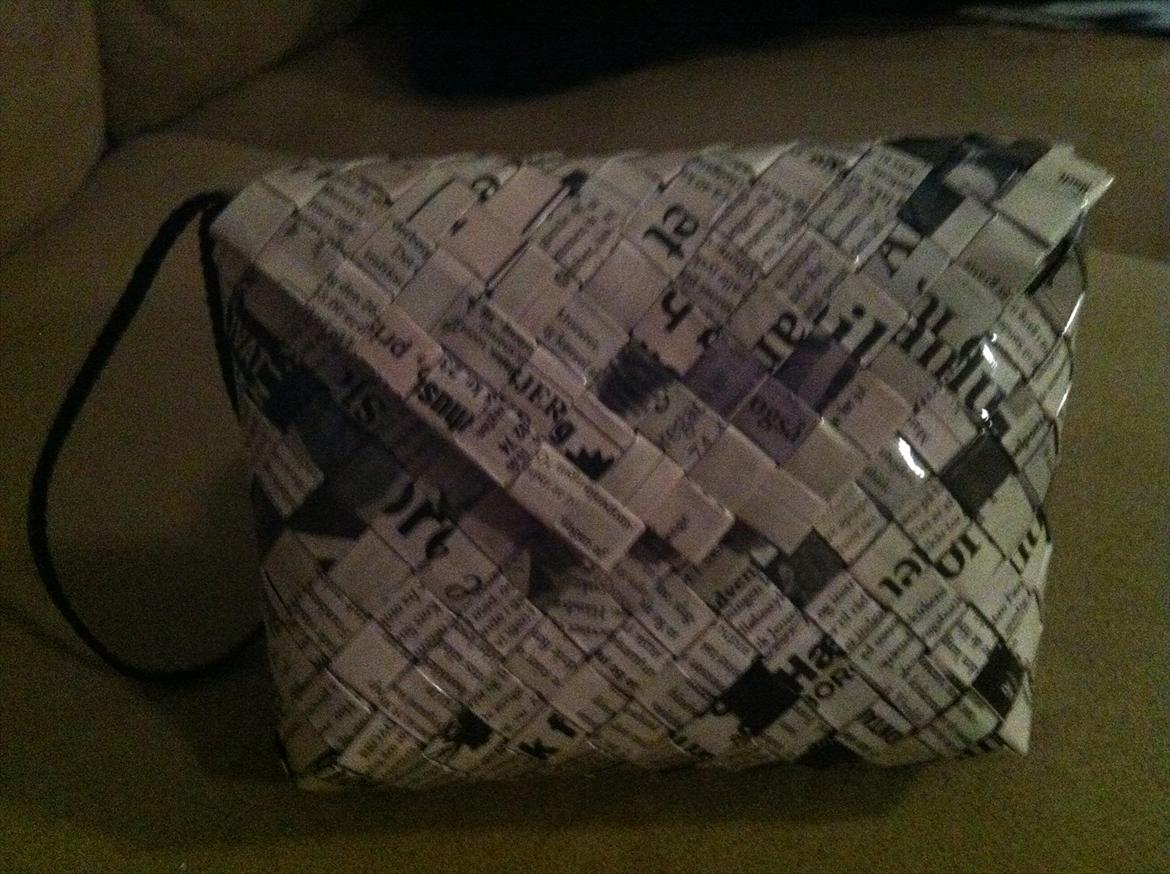 Flettede tasker - En lidt større taske lavet af Avispapir, men hvor det kun er sort/hvide farver, og med klap... billede 15