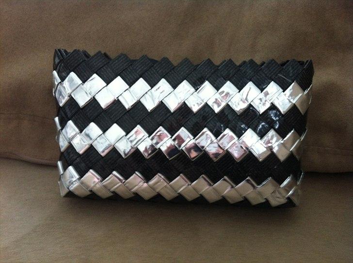 Flettede tasker - Større taske... 25 cm lang. Lavet af sort gavepapir og indersiden af kaffeposer... Er selv helt vild med denne. Jeg syntes at den er blevet rigtig fed... billede 17