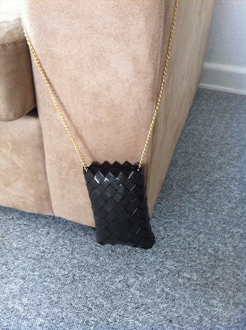 Flettede tasker - Mobiltaske/pung i sort gavepapir med fór, lynlås og kæde så den kan hænge om halsen... 10*15 cm. billede 19